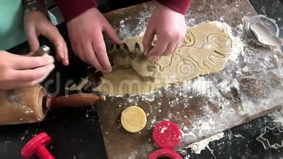 儿童手工制作独角兽形状的圣诞饼干视频的预览图
