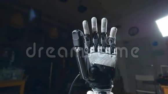 控制机器人手臂机器人手臂运动在3D打印机设备上制作的未来主义视频的预览图