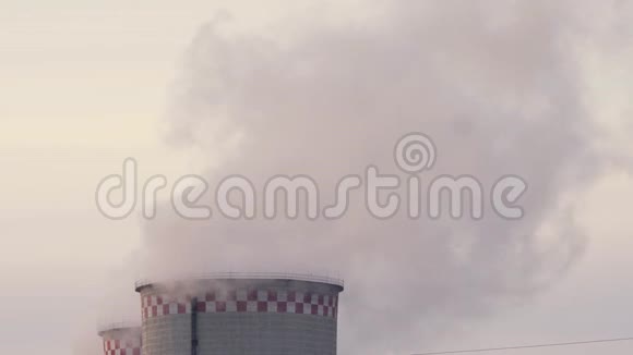 欧洲一家煤炭发电设施排放的空气污染烟雾和蒸汽大型冷却视频的预览图