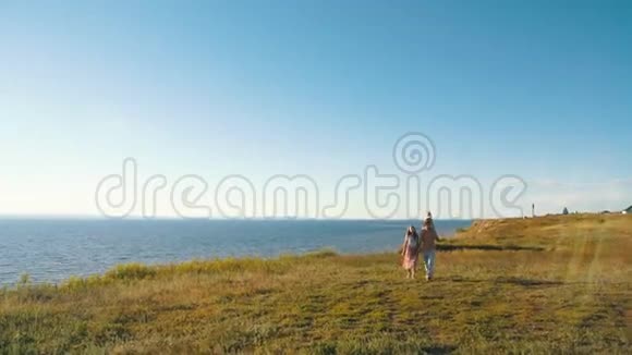 幸福的一家人和女儿一起在海滩散步视频的预览图