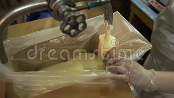 乳品厂人造黄油的制造视频的预览图