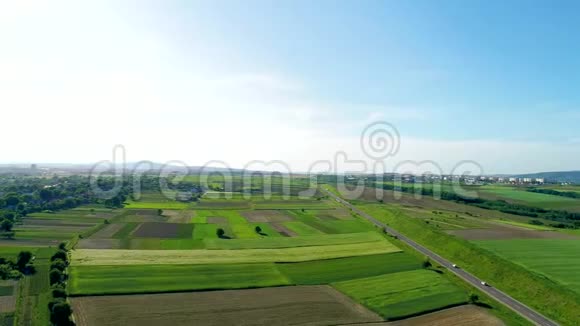 阿里尔镜头美丽的风景与天空和田野射击视频的预览图