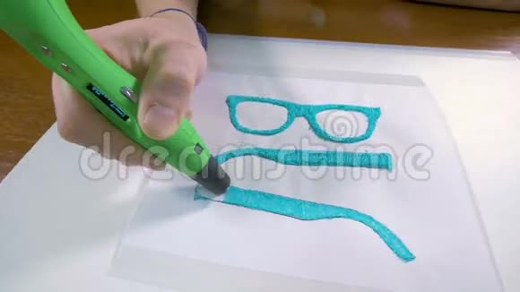 4K男性手配3D笔印眼镜现代科技工艺视频的预览图