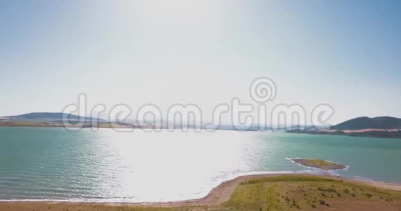 湖岸露营地上方的无人机鸟瞰图视频的预览图