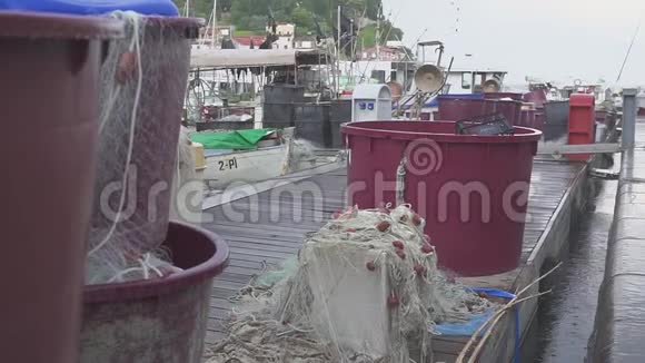 几艘旧渔船停在码头附近挂着漂网视频的预览图