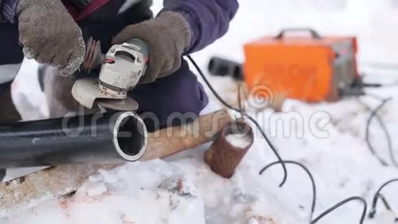 冬天修理管子的人视频的预览图