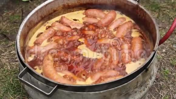烤盘上烤着美味多汁的香肠视频的预览图