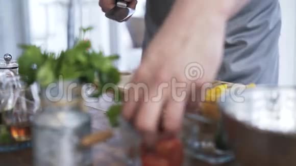 厨师切樱桃西红柿并将其放入碗中视频的预览图