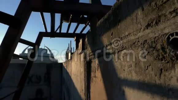一座工业建筑上的高金属梯子一个人在上面的地板上视频的预览图
