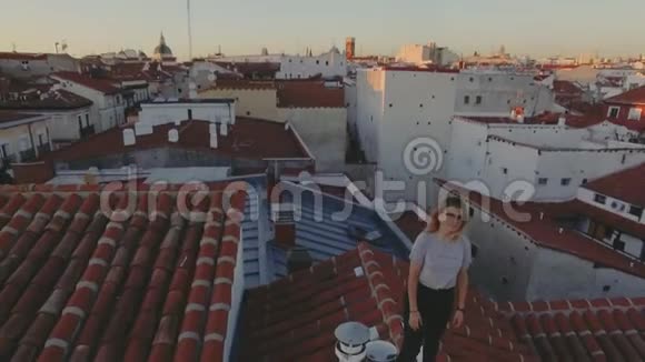 大城市红瓦屋顶上令人惊叹的日落视频的预览图
