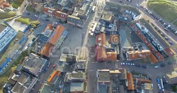 鸟瞰城市和海滨从房屋到海滩和北海的无人机摄像头视频的预览图