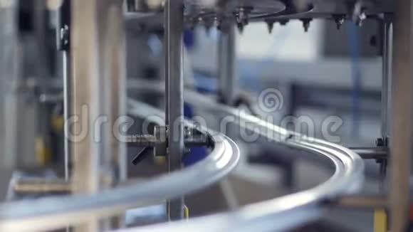 水瓶在工厂轨道上的快速运动视频的预览图
