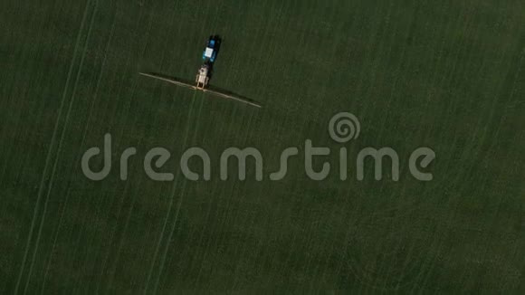 一辆拖拉机在绿野上的空中射击视频的预览图