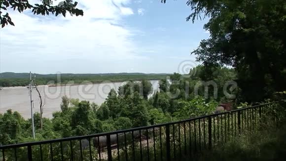 一条巨大的河流被拍下来视频的预览图