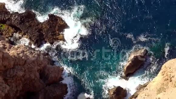 地中海深蓝色的悬崖线的空中拍摄视频的预览图