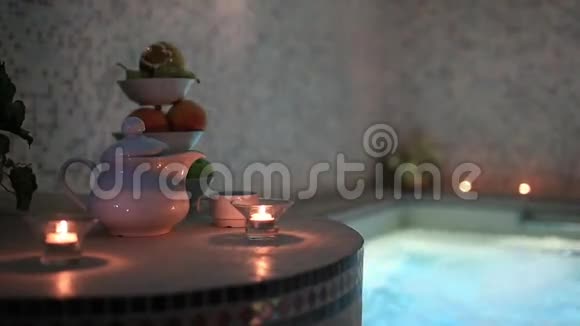 赛纳游泳池的蜡烛茶和水果视频的预览图