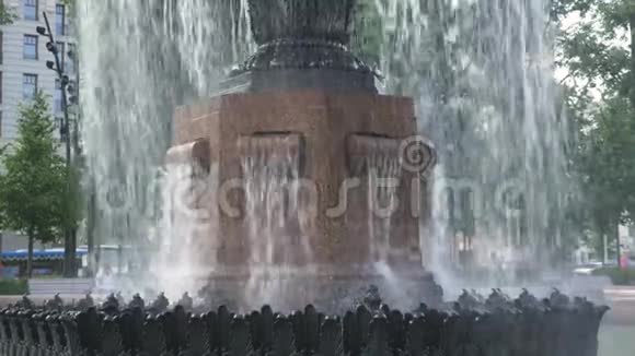 美丽的城市喷泉人们喜欢夏天在它附近休息视频的预览图