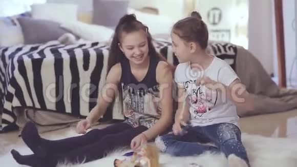 两个女孩坐在床上玩娃娃视频的预览图