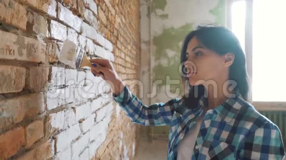 漂亮的年轻女人在做墙画视频的预览图