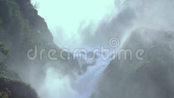 瀑布的特写充满了洒水视频的预览图