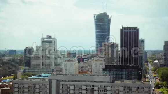 摩天大楼建筑和道路的现代城市水平高全景视频的预览图