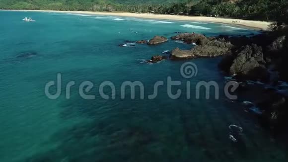 从空中可以看到海浪撞击海滩附近的岩石无人机在危险的石头上射出海浪视频的预览图