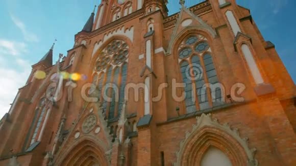 蓝天背景带时钟的红砖教堂纵览视频的预览图