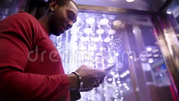 非裔美国人使用商务应用程序智能手机视频的预览图