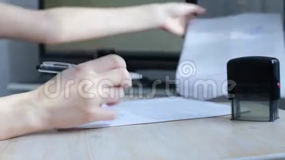 女人签署官方文件视频的预览图