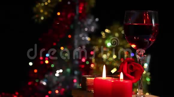 一杯葡萄酒蜡烛和玫瑰视频的预览图