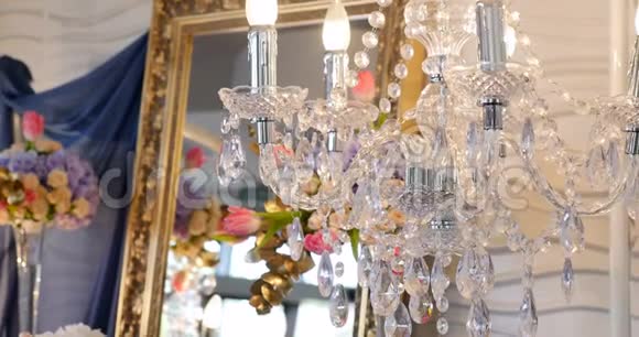 豪华水晶的经典吊灯合上一盏豪华吊灯的漂亮水晶镜子背景视频的预览图