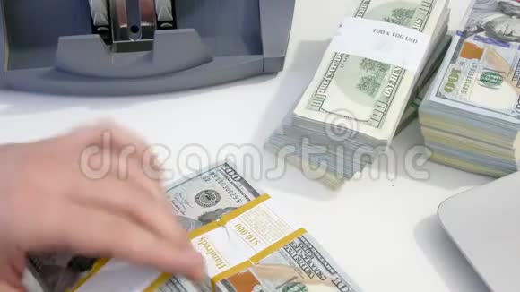 有钱的商人用现金计数机来计数现金视频的预览图