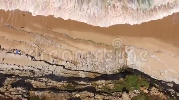 海滩上的海浪和海洋表面的全景视频的预览图