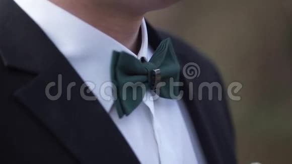 为书呆子做特写系蝴蝶结的人男人手触摸西装或燕尾服上的领结穿衬衫和领结的男人视频的预览图