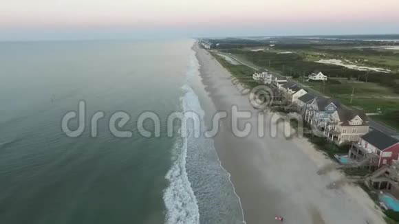海洋海滩沙丘海滩通道房屋岛屿驱动器和沼泽NC海岸视频的预览图