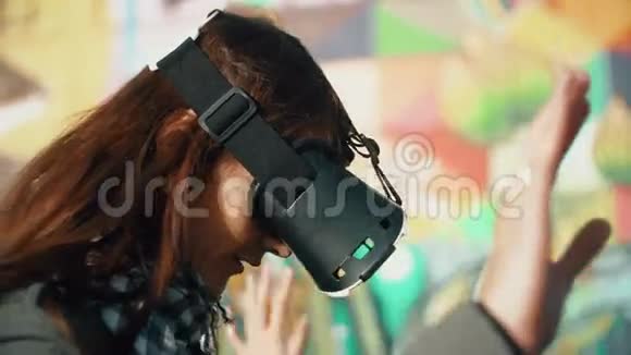 女人在明亮的背景下使用虚拟现实眼镜视频的预览图