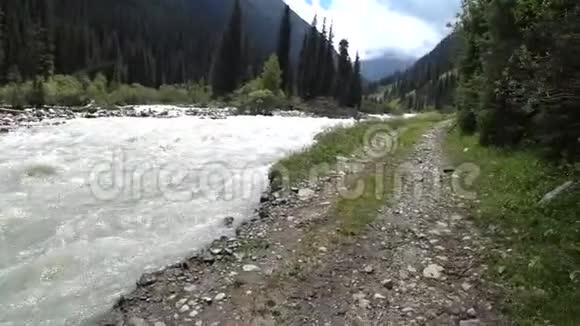 沿河的山迹视频的预览图