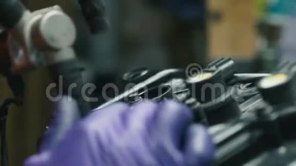 机械师正在从发动机上取出螺栓盖视频的预览图