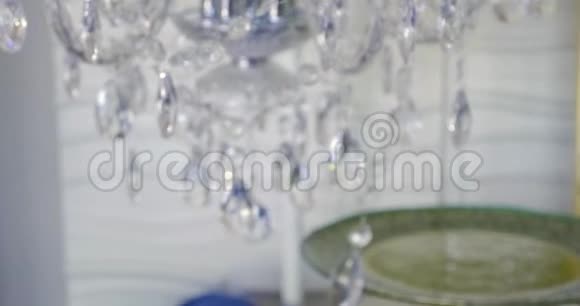 豪华水晶的经典吊灯合上一盏豪华吊灯的漂亮水晶就像一群视频的预览图