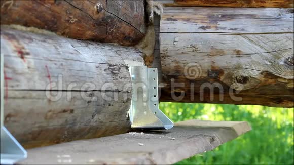 组装木架搭建房屋俄罗斯几种用于在木屋中建造地板的金属固定装置视频的预览图