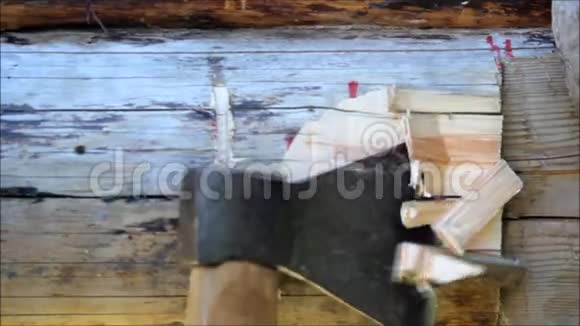 组装木架搭建房屋俄罗斯旧木原木的纹理原木中的凹槽用斧子连接视频的预览图