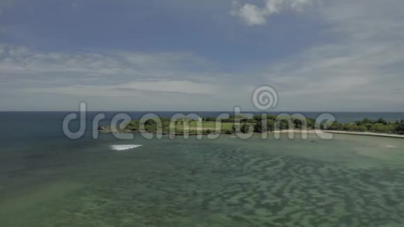 巴厘岛乌卢瓦图海滩海岸线视频的预览图