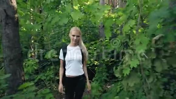 一个女孩带着一张照片穿过树林活跃的生活方式视频的预览图