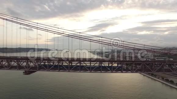 4月25日里斯本桥上的汽车火车和公共汽车视频的预览图