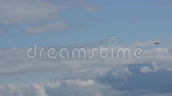 在特罗姆瑟市的兰尼斯机场降落的飞机视频的预览图