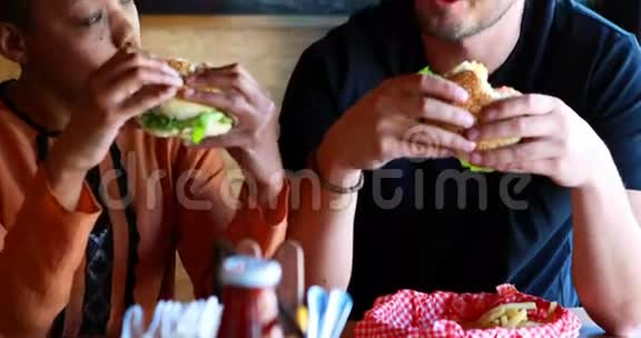 快乐夫妇吃汉堡视频的预览图