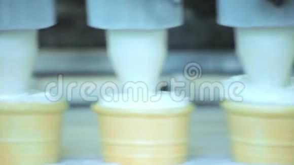 自动化生产线在工厂的华夫饼杯中加入冰淇淋视频的预览图