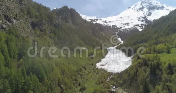 瑞士夏季雪的无人机镜头视频的预览图