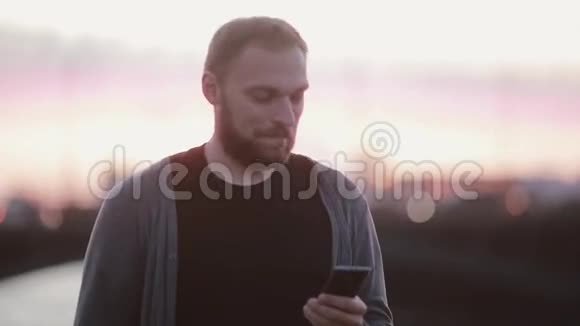 微笑的英俊男子拍照与闪光使用智能手机现代技术视频的预览图