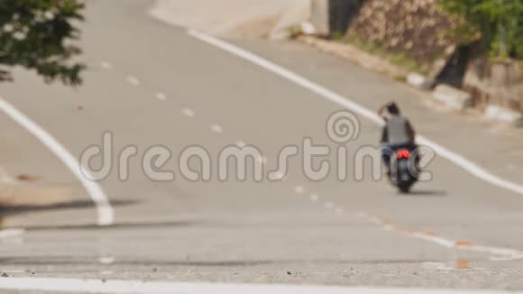 在炎热的天气下亚洲公路上的海市蜃楼有过往的汽车和摩托车视频的预览图